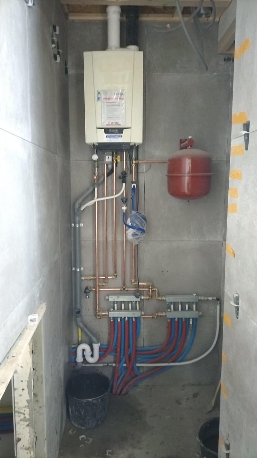 CV-ketel met koperen leidingwerk, verdeler en expansievat