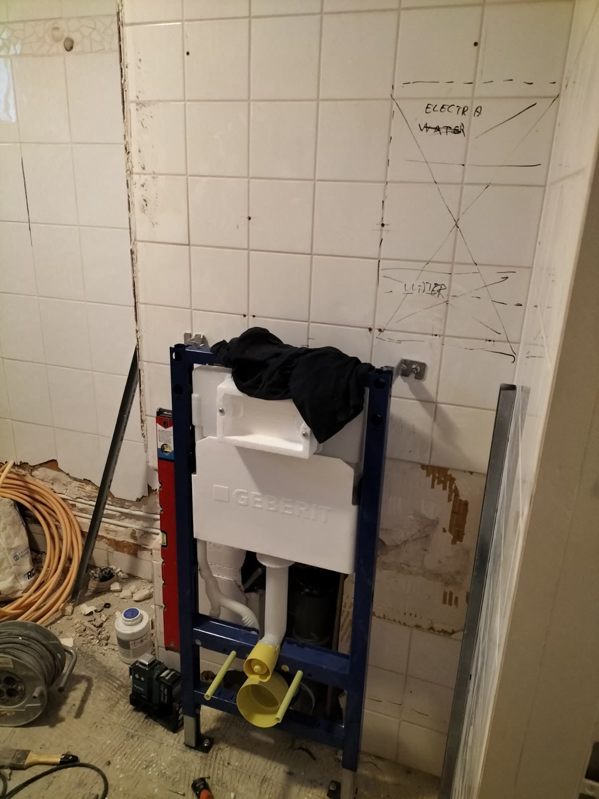 Inbouwreservoir gemonteerd tijdens verbouwing
